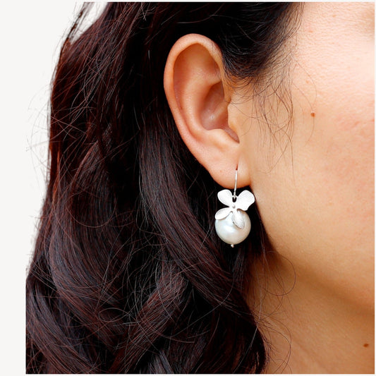 Flat Coin Pearl Earrings: Modern and Timeless Accessories for Every Occasion